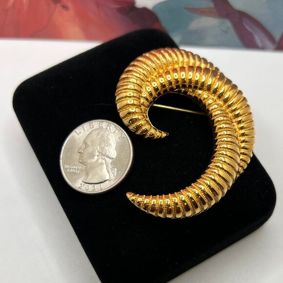 Monet Layered Crescent Brooch (Susan Caplan Rediscovered Selection) - Picture 4 of 5